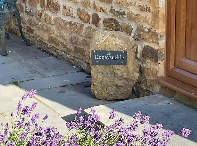 Honeysuckle Cottage - Hillside Holiday Cottages, Cotswolds