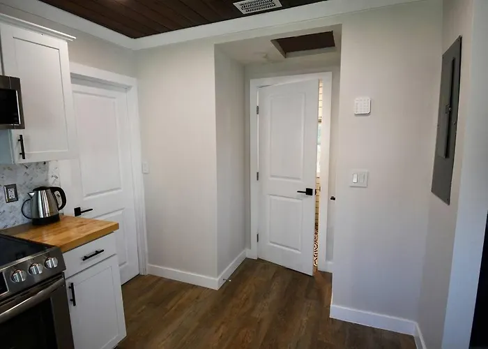 Shares View Luxury Apt