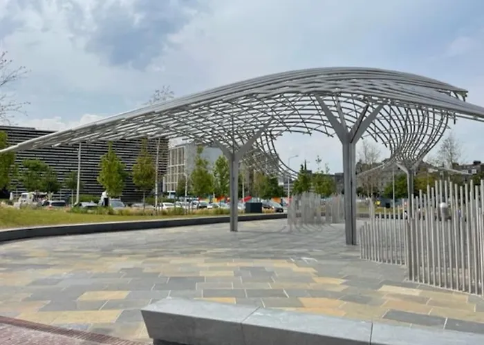 Lux Waterfront 2 Bed Apt W Free Parking & River Views, City Centre 15 Min Walk