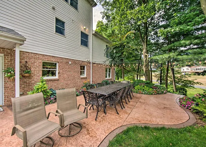 Charming Apartment W/ Yard & Beautiful Gardens!