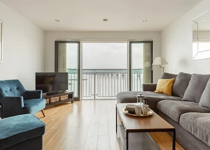 Lux Waterfront 2 Bed Apt W Free Parking & River Views, City Centre 15 Min Walk