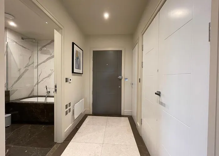Luxurious, 2 Bed, 2 Bath Penthouse Apartment In Highly Desirable Chigwell Chcl F8