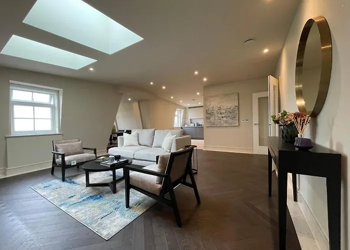 Luxurious, 2 Bed, 2 Bath Penthouse Apartment In Highly Desirable Chigwell Chcl F8