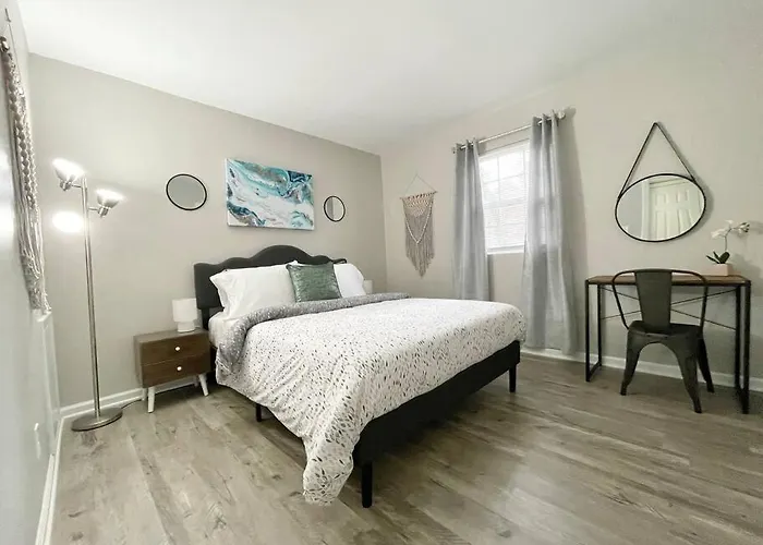 * Cozy Crib * Pet Friendly * King Bed *