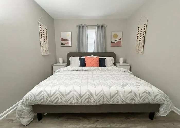 * Cozy Crib * Pet Friendly * King Bed *