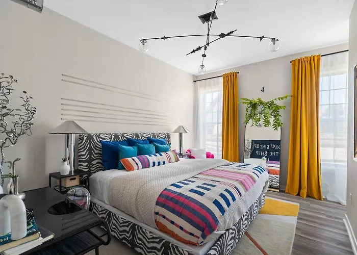 The Bentley Condotel, Heart Of Walkers Point With Garage, Yard