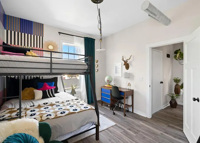 The Bentley Condotel, Heart Of Walkers Point With Garage, Yard