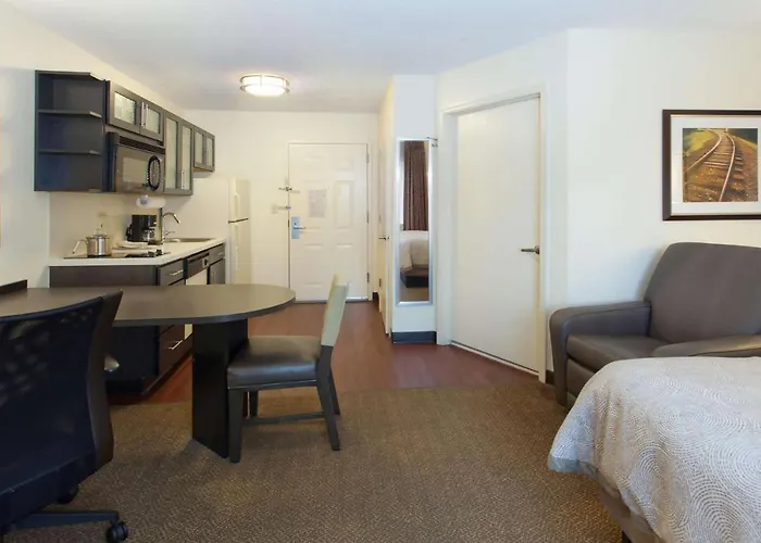 3 star hotels Candlewood Suites By The Galleria