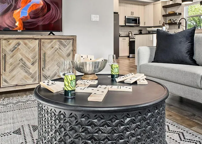 Spacious Downtown Apartment - Walk To Old Town Fc!