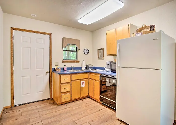 Bright Davis Escape W/ Screened-In Porch!