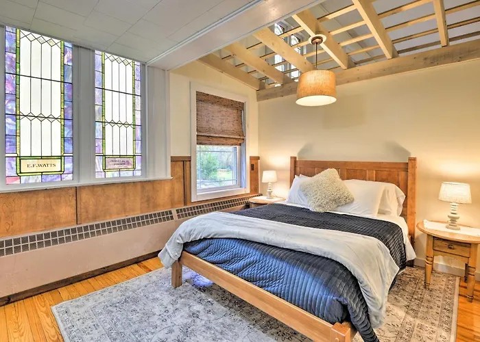 Lisle Apt: Fireplace & Stained Glass Windows!
