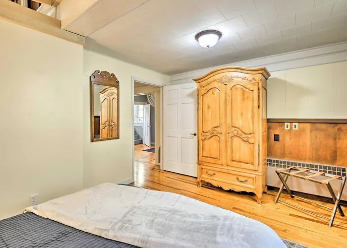 Lisle Apt: Fireplace & Stained Glass Windows!
