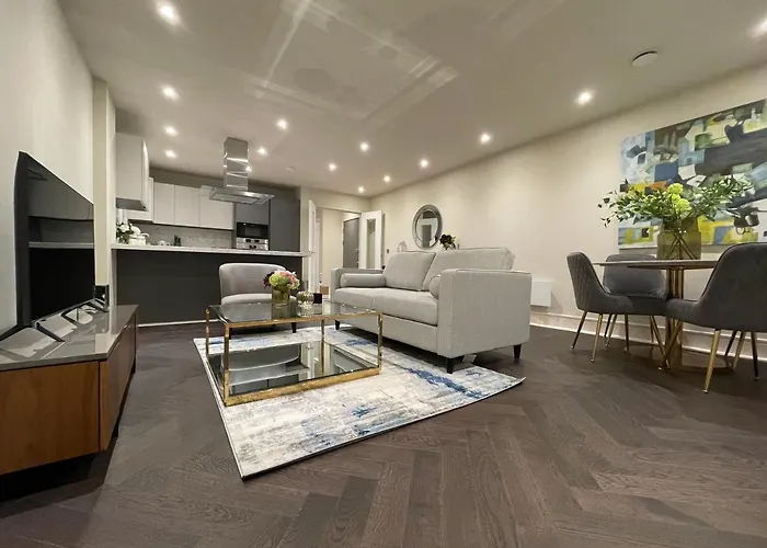 High End 1 Bedroom Apt, 2 Beds Desirable Chigwell Chcl F3