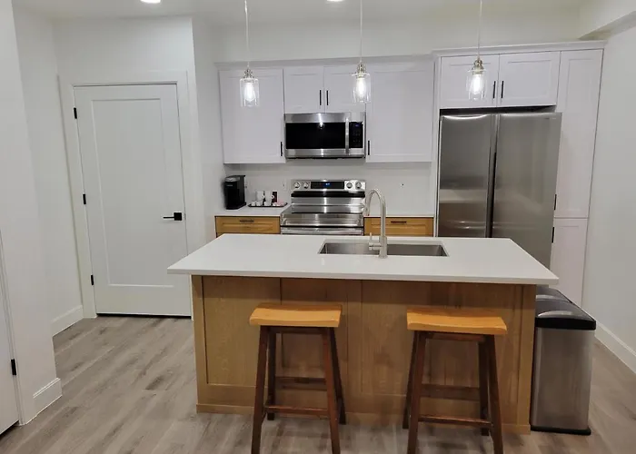 Spacious & Modern Apartment, Close To Universities And Mountains