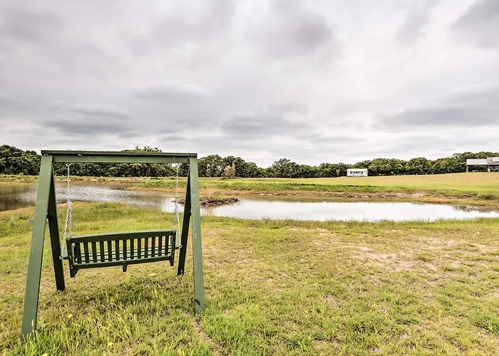 On-Site Pond & Fire Pit: Montague Retreat!