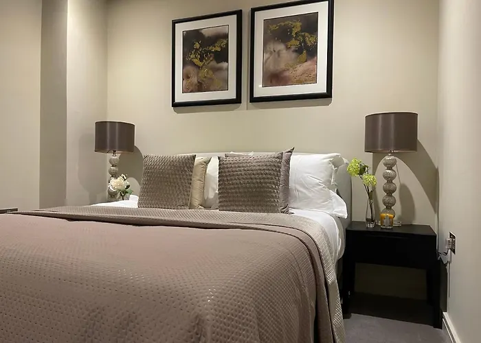 High End 1 Bedroom Apt, 2 Beds Desirable Chigwell Chcl F3