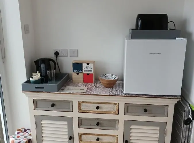 Contemporary One Bed Studio. Sea Views And Parking