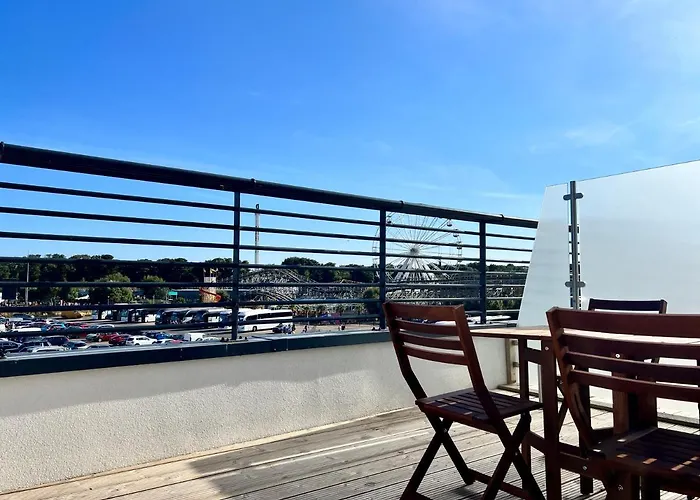 Sohot Stays Sea View Apartments- Central Location- Sleeps 4