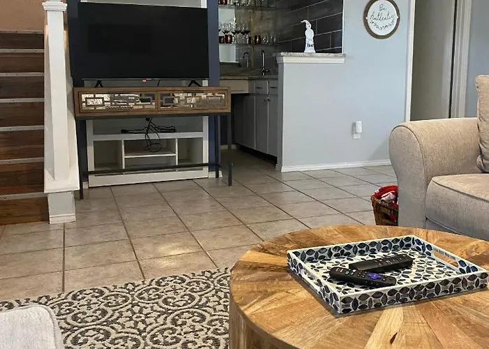 Lovely 2 Bed Condo With Pool And Lake Nearby