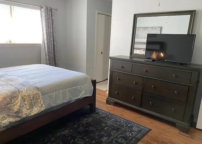 Lovely 2 Bed Condo With Pool And Lake Nearby