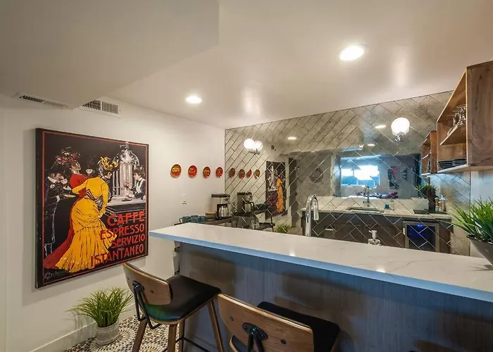 Modern Apartment Close To Freeway!