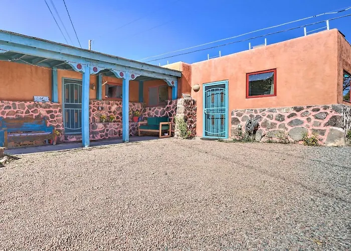 Quirky Santa Cruz Studio W/ Shared Courtyard!