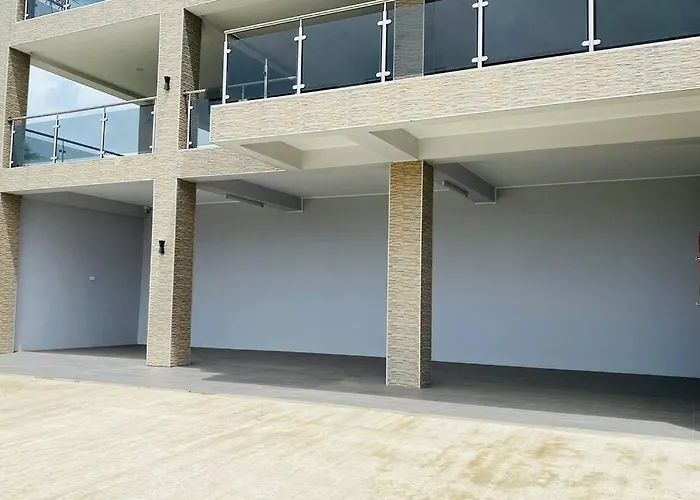 Lovely 4-Bedroom Holiday Home With Free Parking.