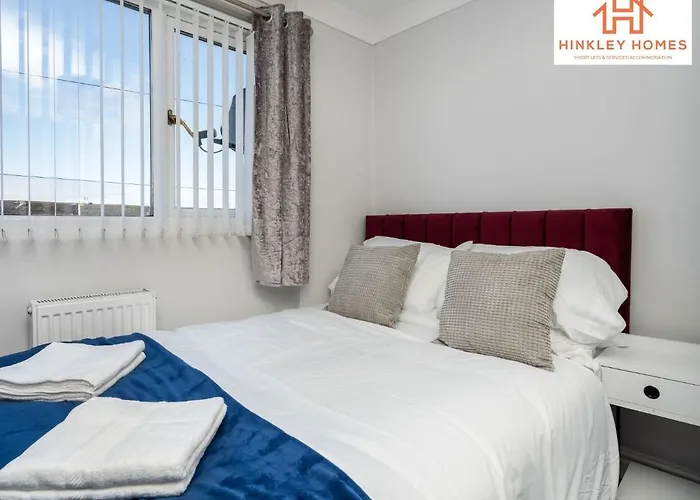 Hinkley Homes: Spacious 3BR with Wi-Fi and Parking