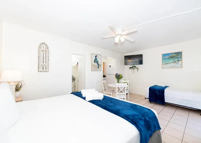 Beach hotel: Tropic Isle Hotel & Apartment