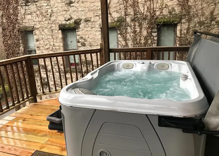 Private Luxury Suite With Hot Tub Downtown Eureka Springs
