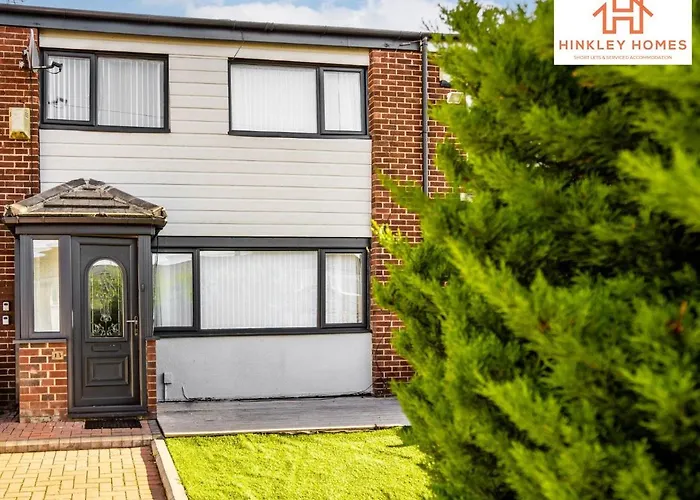 Hinkley Homes: Spacious 3BR with Wi-Fi and Parking