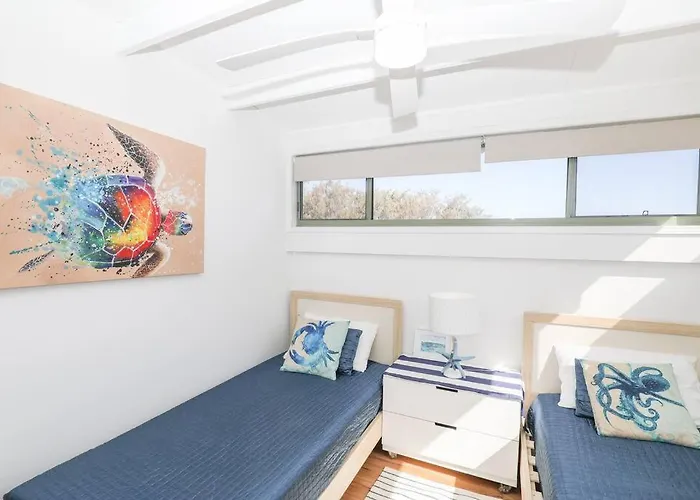 Straddie Breeze + Beachside + Pool + Wifi