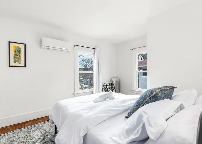 North End Treasure, Beautiful 2 Bedroom Apartment