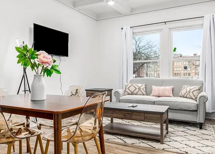 North End Treasure, Beautiful 2 Bedroom Apartment