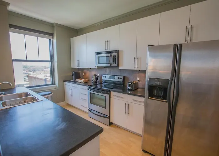 Designer Downtown Condo Suite - Splendid View