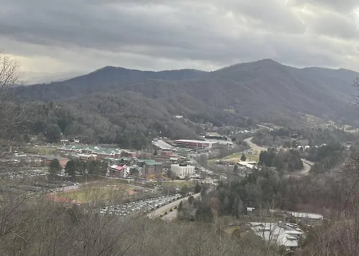 2 Bedroom Apartment Overlooks Wcu And Cullowhee Nc - Smoke And Pet Free