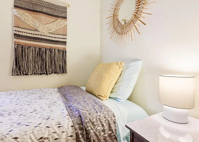 Dapper Digs - King Bed - Long Term Stays - Duke