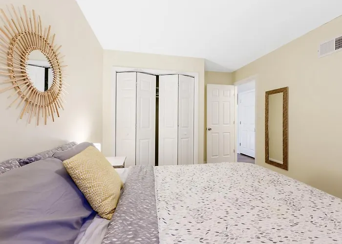 Dapper Digs - King Bed - Long Term Stays - Duke
