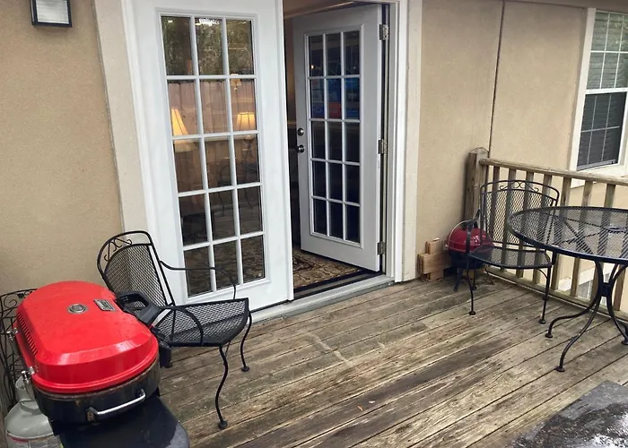 Classic City Condo: Downtown Athens Retreat