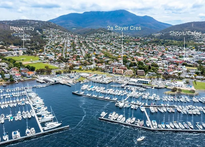 King Bed, Water Views, Private Parking, Courtyard Living In The Heart Of Sandy Bay