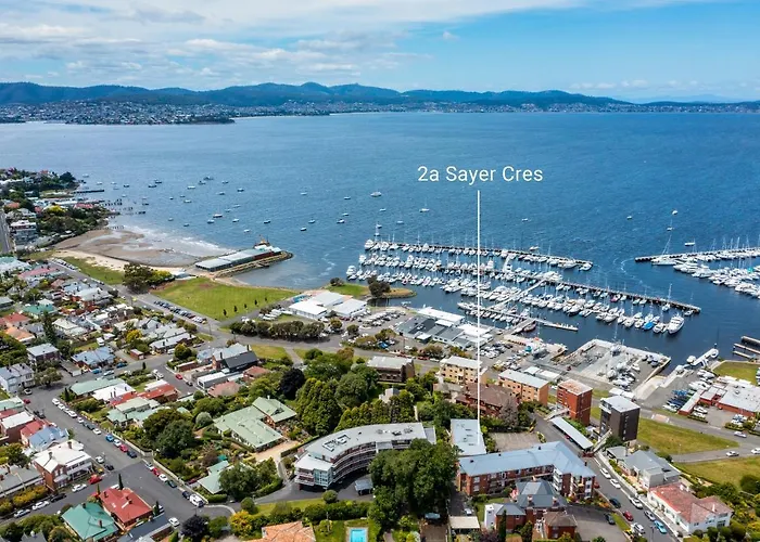King Bed, Water Views, Private Parking, Courtyard Living In The Heart Of Sandy Bay