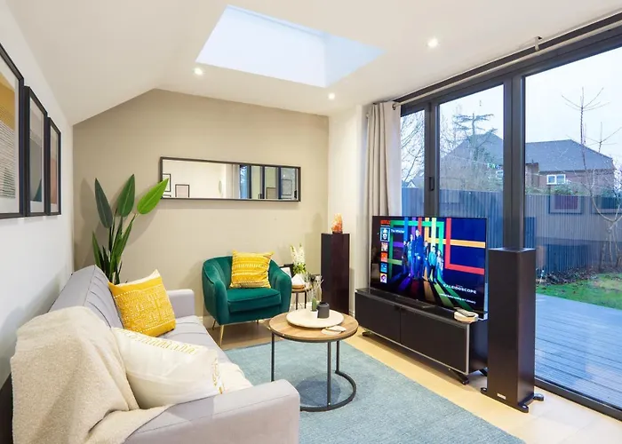 2 Bedroom Flat, Private Garden, Free Parking Near Mill Hill Broadway