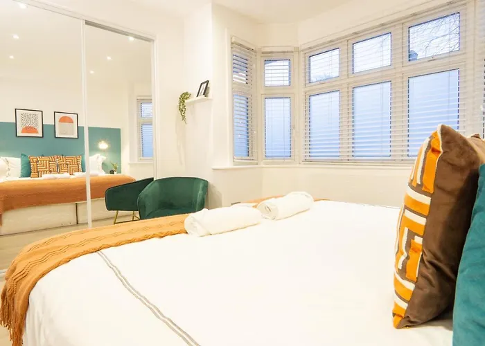 2 Bedroom Flat, Private Garden, Free Parking Near Mill Hill Broadway
