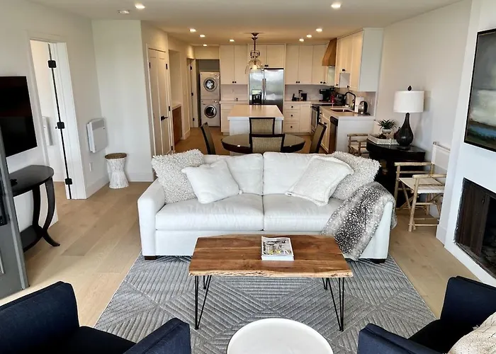 Oceanfront Fully Remodeled 2Br 2Ba, Pool, Hot Tub, Gated Parking