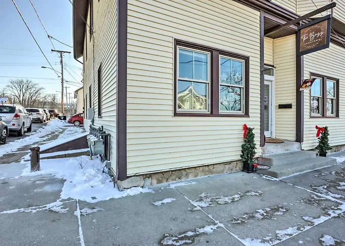 Cozy Delafield Apartment - Walk To Lake!