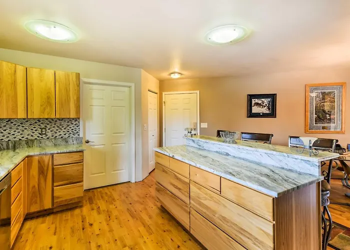 Hillside Anchorage Home By Hiking & Biking Trails!