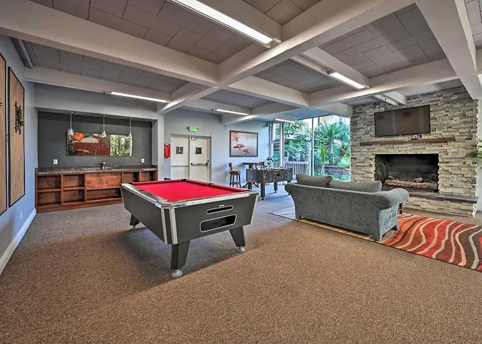 'Deja Blue' Oceanside Condo On Beach W/ Pools!