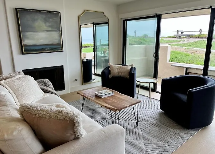 Oceanfront Fully Remodeled 2Br 2Ba, Pool, Hot Tub, Gated Parking