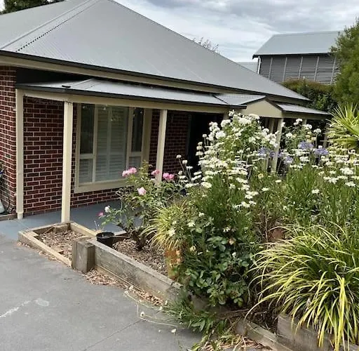 Tranquil Family Haven: Modern 4-Bedroom Retreat Near Wildlife Park