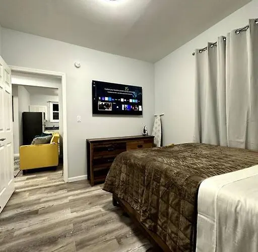 Newly 5 Star 3 Beds 1 Bath Ideal Short Term Rental